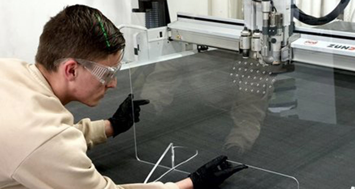 Covid-19 : une imprimerie toulonnaise fabrique des écrans de protection en plexiglas